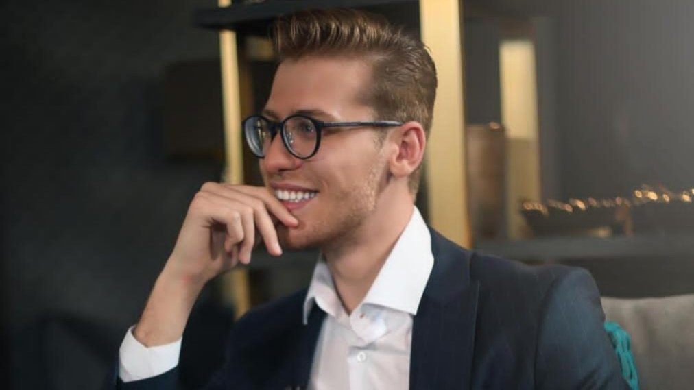 صورة مميزة: بعد عمله كصحفي ومراسل أخبار فنية.. الإعلامي علي ياسين يقدم برنامجه ال على قناة الجديد