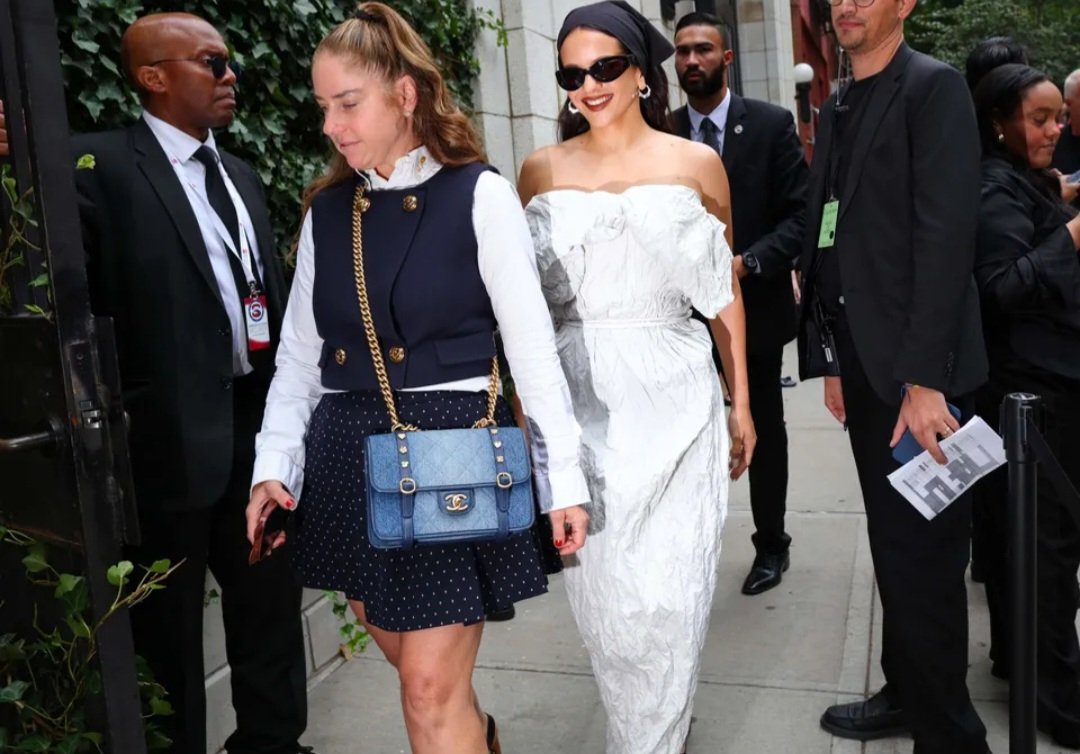من Dua Lipa إلى Zendaya.. المنديل يعود بقوة كإكسسوار صيف 2026