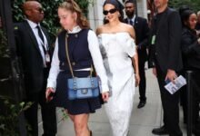 من Dua Lipa إلى Zendaya.. المنديل يعود بقوة كإكسسوار صيف 2026
