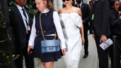 من Dua Lipa إلى Zendaya.. المنديل يعود بقوة كإكسسوار صيف 2026
