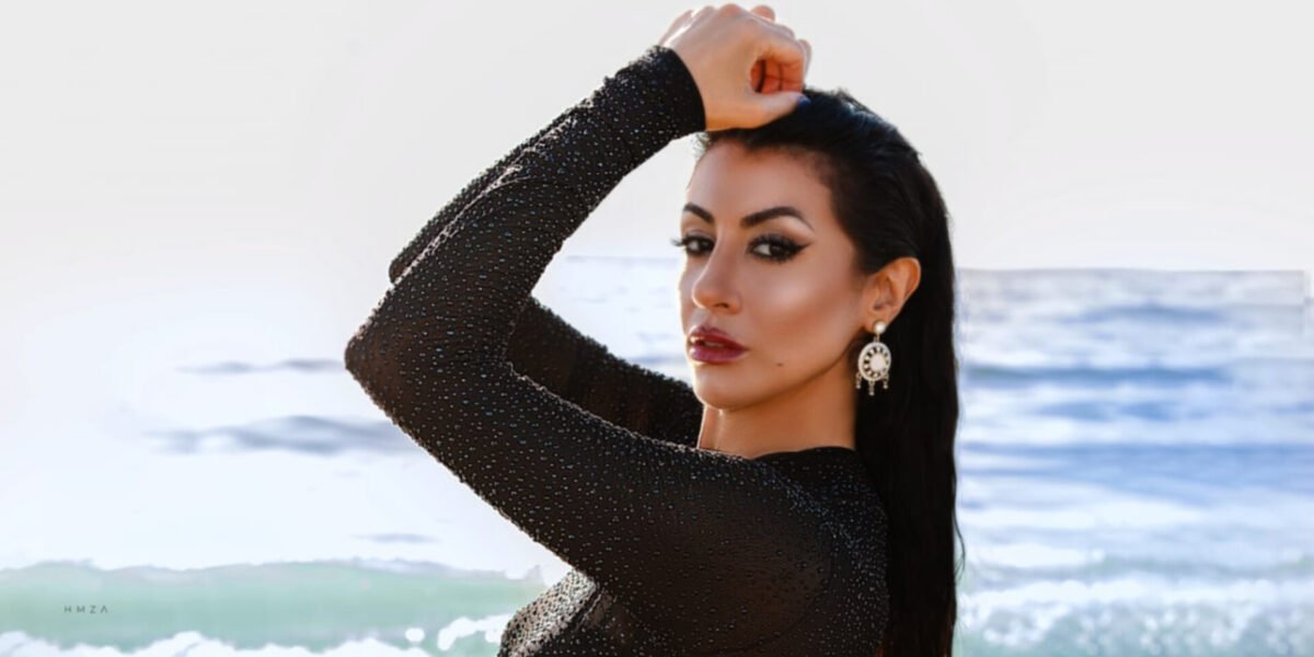 بإطلالة من توقيع دارها ال مصممة الأزياء زينة حلبي تتألق في أحدث ظهور