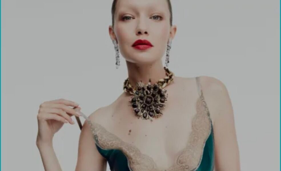 جيجي حديد بإطلالة جريئة على غلاف «Vogue France».. الحواجب المبيّضة تعيد صياغة ملامح عارضة الأزياء - صورة مميزة صورة مميزة: جيجي حديد بإطلالة جريئة على غلاف «Vogue France».. الحواجب المبيّضة تعيد صياغة ملامح عارضة الأزياء